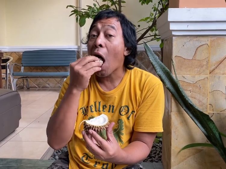 Gaya Kuliner Seru Komeng, Cicip Durian hingga Ayam Woku!
