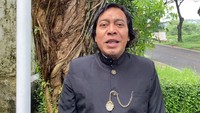 Komeng dikenal sebagai komedian senior yang baru saja dilantik menjadi anggota DPD RI, hari ini (1/10). Aktivitas yang dilakukan Komeng kerap mencuri perhatian, salah satunya ketika kulineran. Foto: Instagram/YouTube