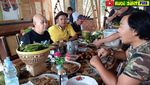 Gaya Kuliner Seru Komeng, Cicip Durian hingga Ayam Woku!