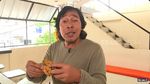 Gaya Kuliner Seru Komeng, Cicip Durian hingga Ayam Woku!