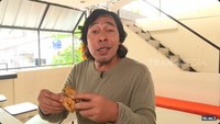 Beberapa waktu lalu, Komeng sempat menjadi presenter dalam program kuliner di Trans7. Ia menikmati ayam woku dan kuliner Makassar lainnya. Foto: Instagram/YouTube