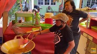Ia bersahabat dengan Adul. Bahkan, sempat berkunjung ke warung pecel lele milik Adul dan turut memperhatikan sang komedian sedang memasak. Foto: Instagram/YouTube
