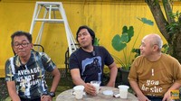 Komeng juga pernah menikmati bubur sumsum dalam tayangan video YouTube-nya. Ia menikmati bubur sumsum itu bersama Jarwo dan rekan lainnya. Foto: Instagram/YouTube