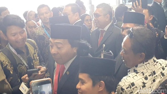 Komeng jadi rebutan usai dilantik jadi Anggota DPD RI.