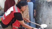 Beberapa waktu lalu, Komeng terlihat mengunggah fotonya sedang menggoreng tempe. Ia tampak membantu ibu-ibu yang sedang memasak dengan keterangan bertuliskan, Mending goreng tempe, daripada goreng pilkada. Foto: Instagram/YouTube