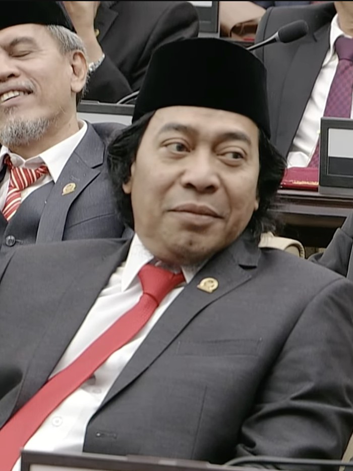Komeng Komen di pelantikan anggota MPR/DPD/DPR RI periode 2024-2029.