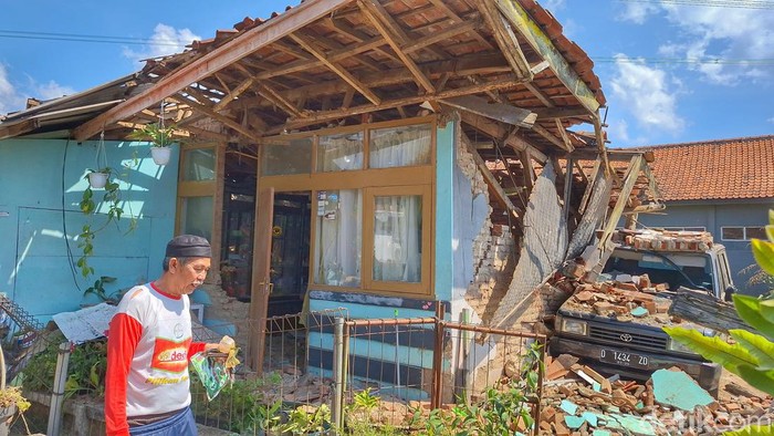 Kondisi rumah rusak saat gempa bumi di Kertasari, Kabupaten Bandung