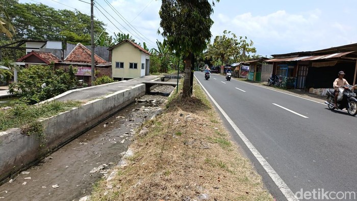 Kondisi Selokan Van Der Wijck di wilayah Sidomulyo, Godean, Sleman yang mulai mengering pasca penutupan Selasa (1/10/2024).