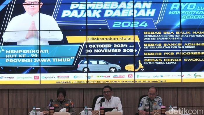 Konferensi pers Bapenda Jatim soal pembebasan pajak daerah 2024.