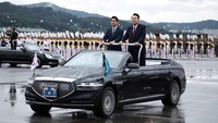 Presiden Korea Selatan Yoon Suk Yeol memeriksa pasukan Korea Selatan selama perayaan peringatan 76 tahun Hari Angkatan Bersenjata Korea, di Seongnam, Korea Selatan, Selasa (1/10/2024). REUTERS/Kim Hong-Ji