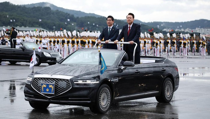 South Korean President Yoon Suk Yeol inspects South Korean troops during a celebration to mark 76th anniversary of Korea Armed Forces Day, in Seongnam, South Korea, October 1, 2024. REUTERS/Kim Hong-Ji/Pool