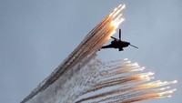 Helikopter Apache milik tentara Korea Selatan melepaskan tembakan suar selama perayaan peringatan 76 tahun Hari Angkatan Bersenjata Korea. REUTERS/Kim Hong-Ji