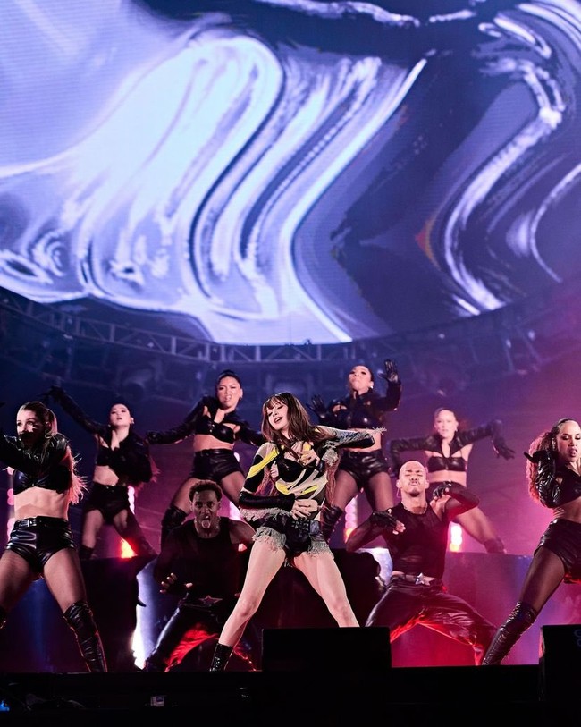 Selain Lisa, ada Post Malone hingga Doja Cat yang memeriahkan festival tersebut. Untuk penampilan perdananya di Global Citizen Festival, Lisa memakai kostum panggung yang dirancang khusus oleh desainer brand Mugler, Casey Cadwallader. Foto: dok. Instagram @lalalalisa_m