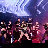 Selain Lisa, ada Post Malone hingga Doja Cat yang memeriahkan festival tersebut. Untuk penampilan perdananya di Global Citizen Festival, Lisa memakai kostum panggung yang dirancang khusus oleh desainer brand Mugler, Casey Cadwallader. Foto: dok. Instagram @lalalalisa_m