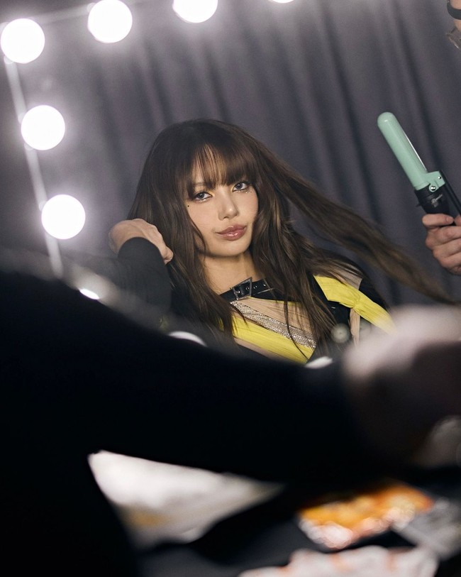 Personel grup KPop BLACKPINK asal Thailand itu tampil seksi dalam balutan kostum panggung berbahan kulit, bernuansa kuning dan hitam. Penampilannya dilengkapi dengan koleksi boots hitam dari Rombaut. Foto: dok. Instagram @lalalalisa_m