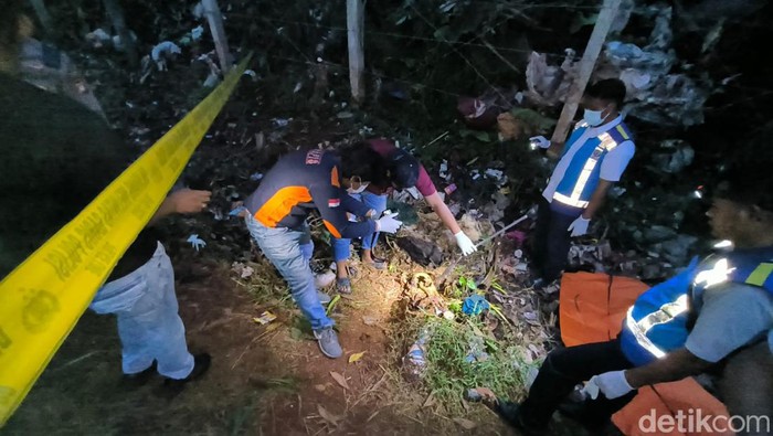 Lokasi penemuan diduga kerangka manusia di pinggir Tol Serpong.