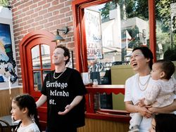 Potret Perubahan 180 Derajat Zuckerberg, Sederhana Jadi Bergaya