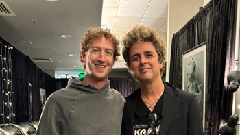 Mungkin saja ia ingin lebih terkoneksi dengan kaum muda. Saya pikir Zuckerberg mencoba untuk terhubung dengan audiens yang lebih muda, kata Megan Watkins, Head Stylyst di SilkFred. Foto: Facebook Mark Zuckerberg