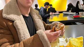 Zuckerberg tampaknya ingin tampil beda, tidak lagi selalu memakai kaus dan hoodies abu-abu standarnya, yang jadi ciri khas penampilannya sejak muda.  Foto: Facebook Mark Zuckerberg