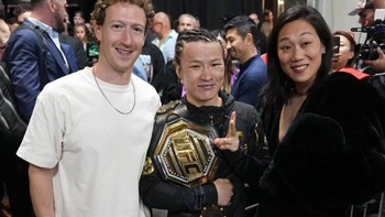 Meskipun ini bukan pertama kalinya Zuckerberg, penggemar seni bela diri bebas, mengajak istrinya ke acara UFC, baru kali ini pasangan ini tampil demikian bergaya. Bahkan Zuckerberg pun mengenakan kalung rantai. Hanya saja, rambutnya tetap berantakan seperti di masa remajanya. Foto: Facebook Foto: Facebook Mark Zuckerberg