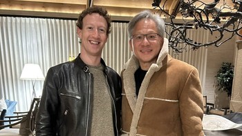 Bersama CEO Nvidia Jensen Huang yang juga terkenal stylish. Mungkin Zuck terinspirasi olehnya. Foto: Facebook Mark Zuckerberg