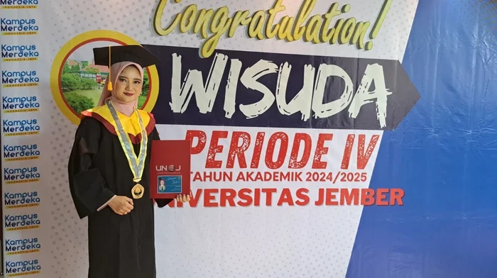 Maya usai wisuda S2-nya di Unej