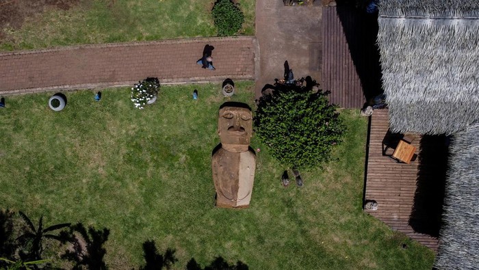 Taman Nasional Rapa Nui adalah situs Pulau Paskah yang menjadi daya tarik wisatawan. Pengunjung dapat melihat ratusan Patung Moai yang tersebar di pulau.
