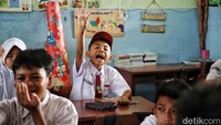 Siswa-siswi tersebut belajar dan memaknai ideologi Pancasila saat mengikuti mata pelajaran PPKN.  
