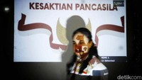 Seorang guru sedang mengajar PPKN di salah satu kelas SDN Rawa Badak Utara 01, Koja, Jakarta Utara.  