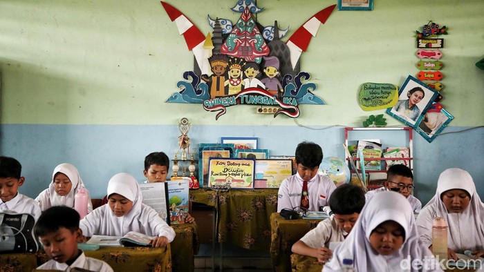 Hari Kesaktian Pancasila diperingati setiap 1 Oktober. Di hari peringatan itu, siswa-siswi SDN Rawa Badak Utara 01 belajar dan memaknai ideologi Pancasila.