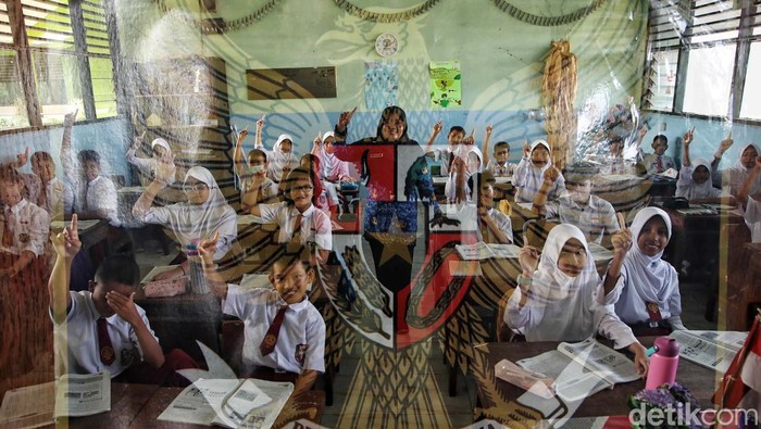 Memaknai Ideologi Pancasila Sejak Dini di Lingkungan Sekolah Hari Kesaktian Pancasila diperingati setiap 1 Oktober. Di hari peringatan itu, siswa-siswi SDN Rawa Badak Utara 01 belajar dan memaknai ideologi Pancasila.