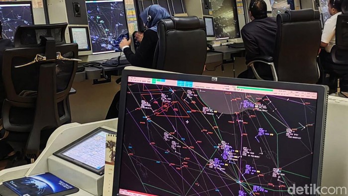 Air Traffic Controller (ATC) atau pemandu lalu lintas udara menjadi bagian penting pada suatu bandara. Pada proses navigasi udara di Jakarta Air Traffic Service Center di Bandara Soekarno Hatta (Soetta), ada tiga unit penting yakni Tower ATC, Areal Control Center atau ACC dan Approach Control Unit atau APP.
