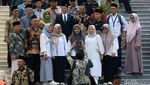 Momen Anggota DPR dan Keluarga Asyik Foto di Gedung Kura-kura