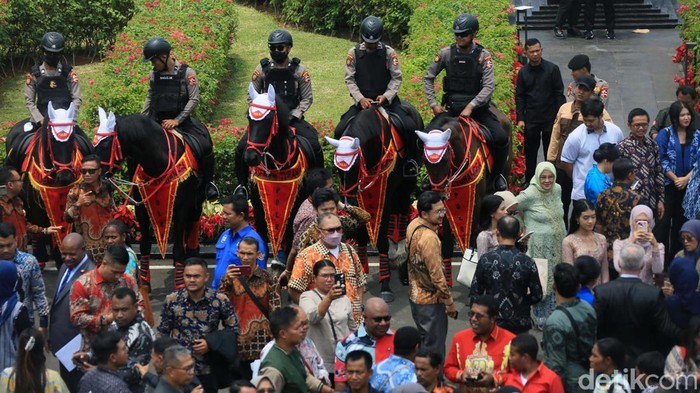 Sebanyak 580 anggota DPR RI resmi dilantik. Usai dilantik mereka sibuk berfoto bersama keluarga dan kerabat di depan Gedung Kura-kura.