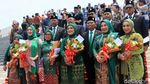 Momen Anggota DPR dan Keluarga Asyik Foto di Gedung Kura-kura