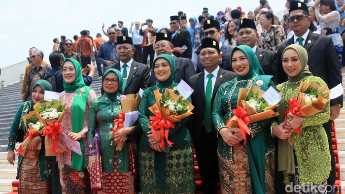 Momen Anggota DPR dan Keluarga Sibuk Foto di Gedung Kura-kura Sebanyak 580 anggota DPR RI resmi dilantik. Usai dilantik mereka sibuk berfoto bersama keluarga dan kerabat di depan Gedung Kura-kura.