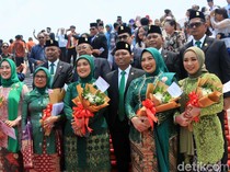 Momen Anggota DPR dan Keluarga Asyik Foto di Gedung Kura-kura