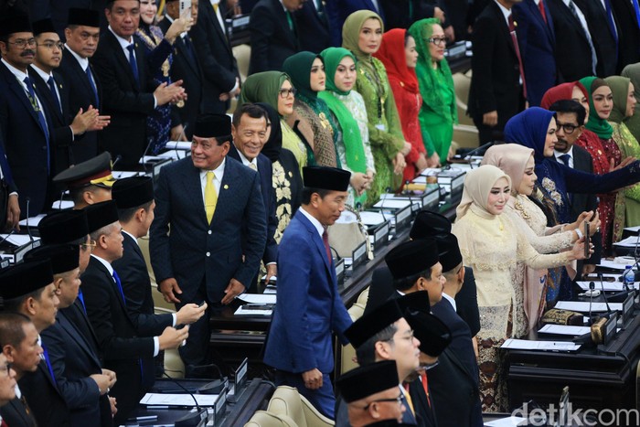 Sebanyak 580 anggota DPR dan 152 anggota DPD akan dilantik hari ini. Pelantikan dihadiri oleh Presiden Joko Widodo.