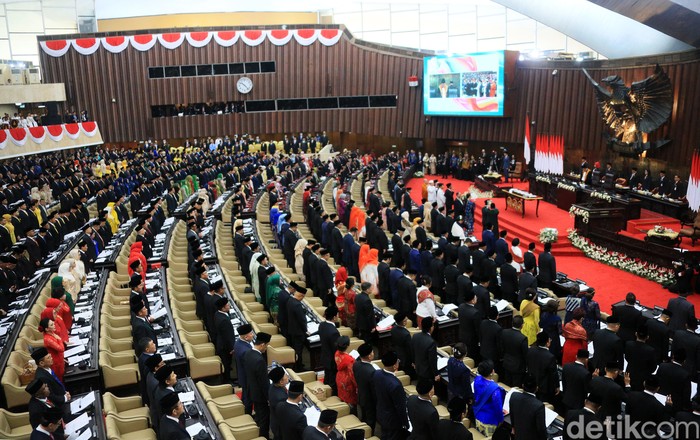 Sebanyak 580 anggota DPR dan 152 anggota DPD akan dilantik hari ini. Pelantikan dihadiri oleh Presiden Joko Widodo.