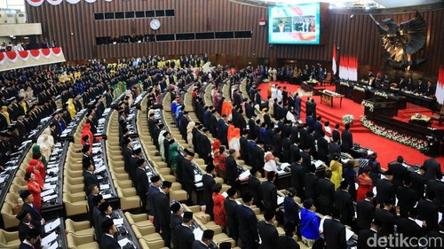Sebanyak 580 anggota DPR dan 152 anggota DPD akan dilantik hari ini. Pelantikan dihadiri oleh Presiden Joko Widodo.