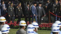 Presiden Joko Widodo (kedua kanan) didampingi Menteri Pertahanan yang juga Presiden terpilih Prabowo Subianto (kanan), Mendikbud Ristek Nadiem Makarim (tengah), Panglima TNI Jenderal TNI Agus Subiyanto (kedua kiri), dan Kapolri Jenderal Polisi Listyo Sigit Prabowo (ketiga kiri).