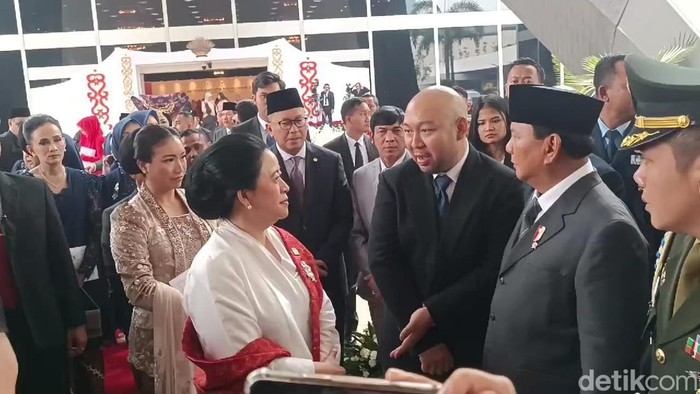 Momen Prabowo ngobrol dengan Puan usai pelantikan Anggota DPR