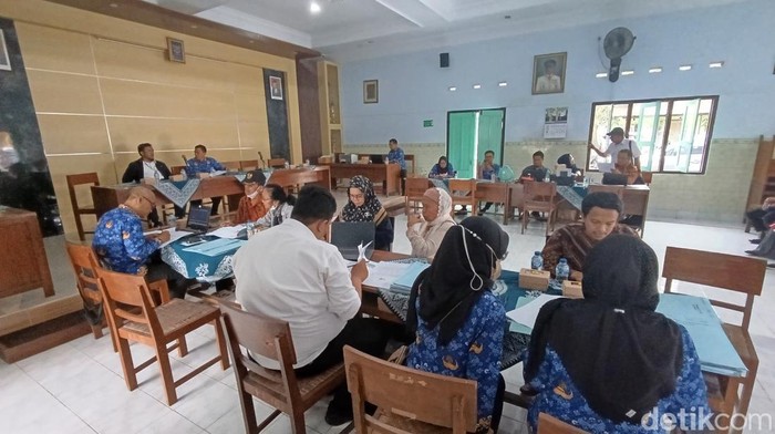 Musyawarah bentuk ganti kerugian tol Jogja-Solo-YIA seksi 3 di Kantor Kalurahan Sidomulyo, Godean, Sleman, Selasa (1/10/2024).