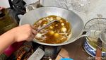 Ngemil Onde-onde dan Tahu Petis Legendaris yang Hangat Mengepul