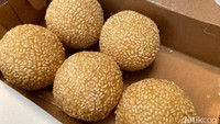 Semua resep dan bahan baku pembuatan onde-onde masih menggunakan pakem yang sama dari tahun 1927. Sehingga untuk kualitas dan cita rasanya tidak perlu diragukan lagi. Foto: detikFood