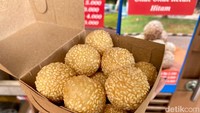 Setiap harinya Pak Karto bisa menghabiskan sekitar 3 kg kacang hijau untuk isian onde-onde. Kacang hijau ini semuanya direndam dulu selama 24 jam. Foto: detikFood