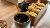 Jangan lupa coba menu Tahu Petis yang sudah ada sejak dulu, keistimewaannya terletak pada bumbu petis ala Jawa Timur yang kental dengan rasa pedas gurih. Foto: detikFood