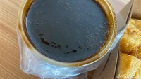 Bumbu petis itu memang masih diterbangkan langsung dari Jawa Timur, untuk menjaga keaslian rasanya. Harga tahu petis per buahnya Rp 5.000. Foto: detikFood
