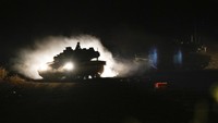 Satuan artileri bergerak Israel menembakkan peluru dari Israel utara ke arah Lebanon, di posisi dekat perbatasan Israel-Lebanon, Selasa (1/10/2024) waktu setempat. (AP Photo/Baz Ratner) 