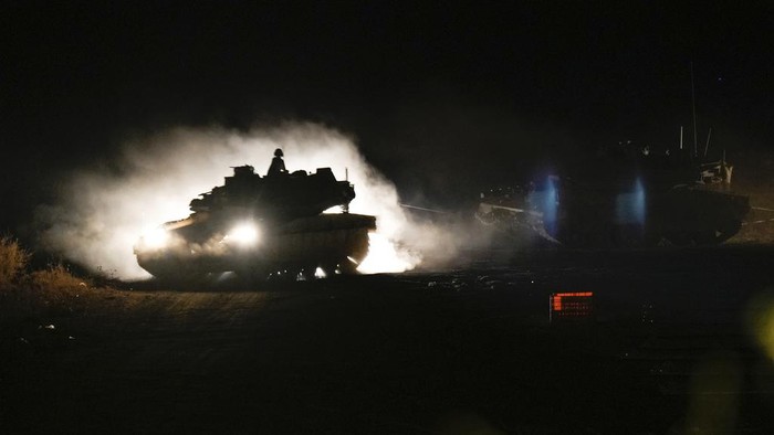 Ngeri! Israel Lancarkan Serangan Darat Tengah Malam ke Lebanon An Israeli mobile artillery unit fires a shell from northern Israel towards Lebanon, in a position near the Israel-Lebanon border, Monday, Sept. 30, 2024. (AP Photo/Baz Ratner)
